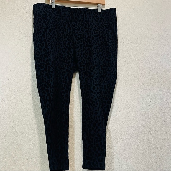 Torrid Pixie Skinny Studio Luxe Ponte High-Rise Flocked Print Pant 2X - Picture 4 of 12